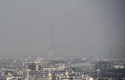 スモッグでかすむエッフェル塔、仏北部で大気汚染レベル上昇