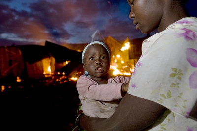 ケニアの民族衝突止まず、弓矢で自衛する町も