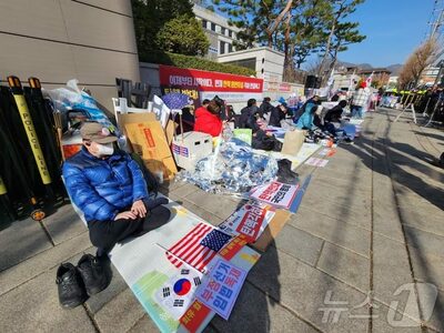 韓国・憲法裁前、レジャーシートで「無断占拠」…道路や街路樹にはビラがびっしり