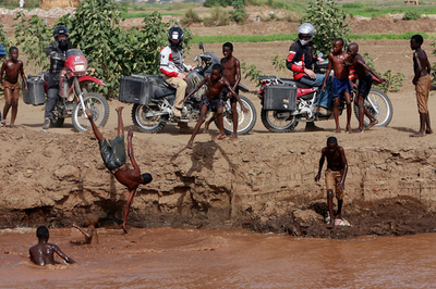 スーダンは戦争の国？魅了された3人の欧米人ライダー