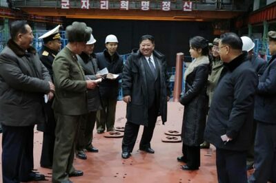 北朝鮮・金正恩総書記と娘、原子力潜水艦視察と地方工場竣工式で同じ服装…「動線の秘匿」＋「軍事と民生」分離か