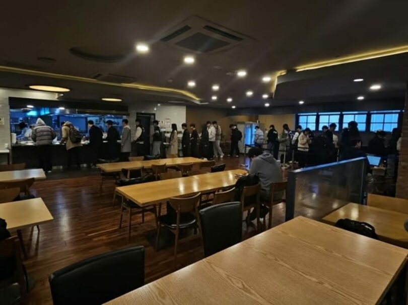 東国大学寄宿舎食堂で「千ウォン朝食」を食べようと並ぶ学生ら(c)MONEYTODAY
