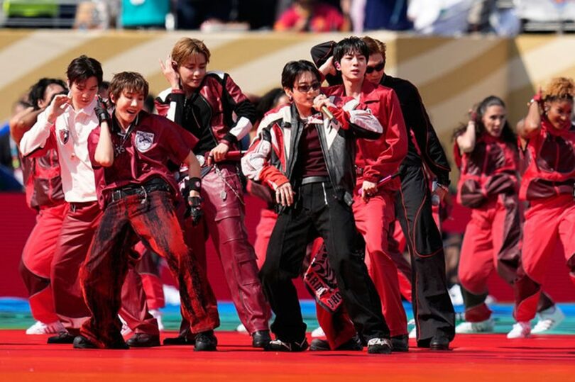 19日、サッカー・ワールドカップのスペイン対アルゼンチン決勝のハーフタイムショーに出演し、代表曲「Dynamite」を披露するBTS(c)AP/NEWSIS