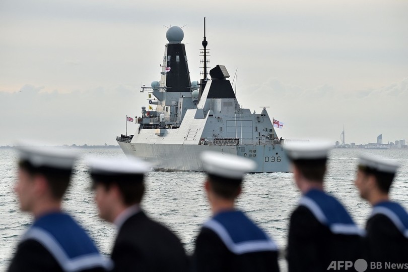 ロシア、英軍艦に「警告射撃」 英政府は否定