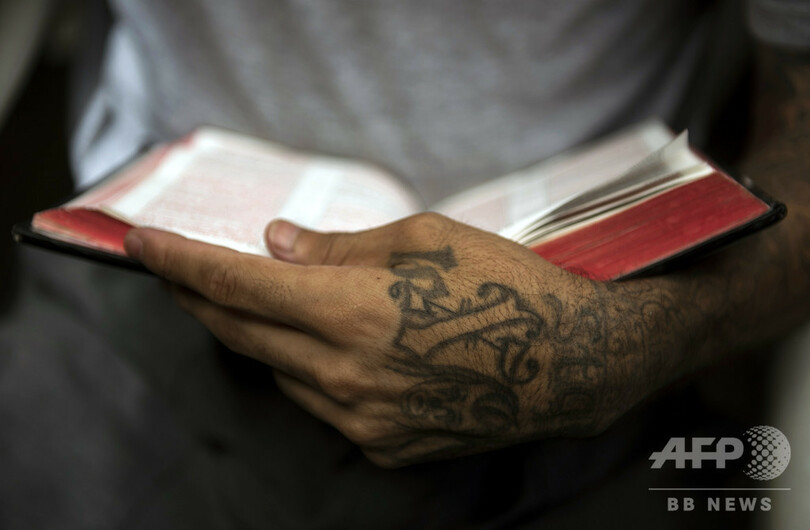 刑務所で編み物にパン作り、元ギャング社会復帰への道 エルサルバドル【再掲】