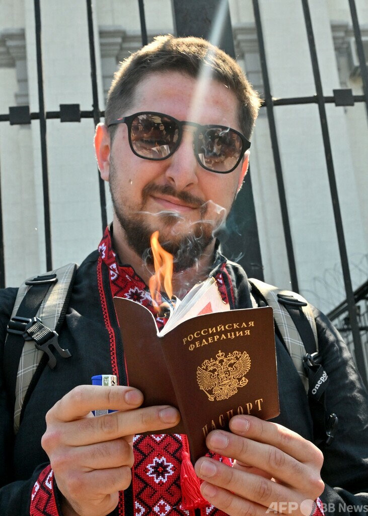 ロシア人男性、旅券燃やし侵攻に抗議 キーウの大使館前