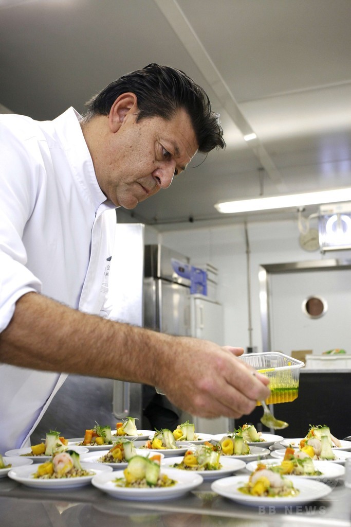 上限知らずの高級機内食、ミシュラン星シェフにドンペリも