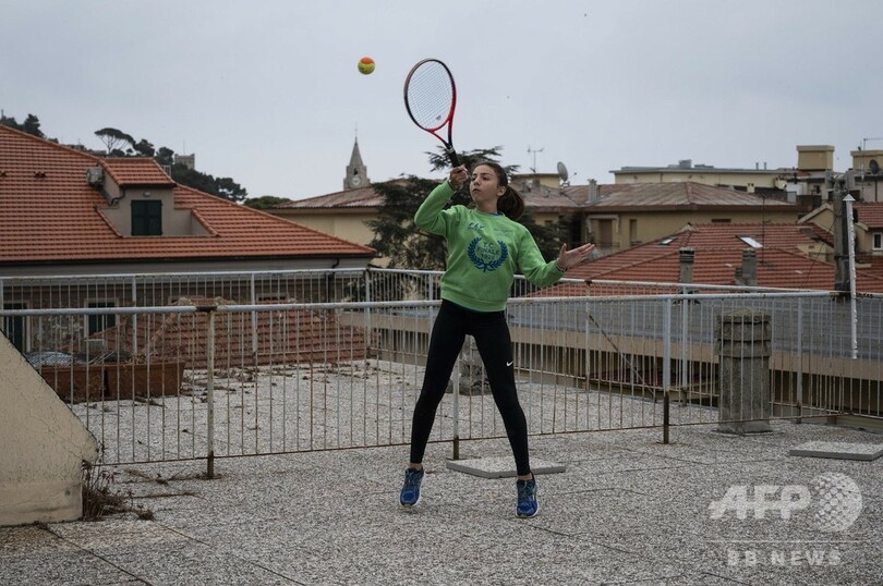 一段上の「家でテニス」、伊少女の屋上ラリーが話題