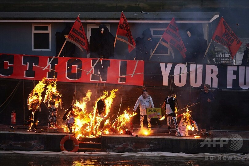 7億円相当の「お宝」焼却、英パンク40周年記念企画に抗議