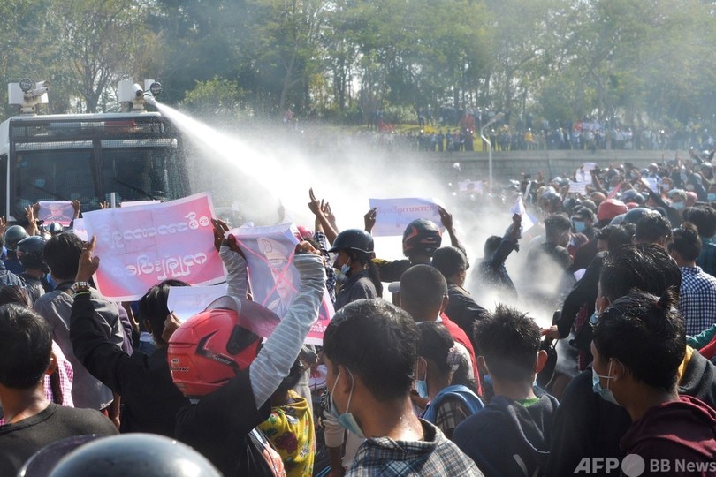ミャンマーで3日連続の大規模デモ 全国ストも 警察の放水で負傷者 写真30枚 国際ニュース Afpbb News