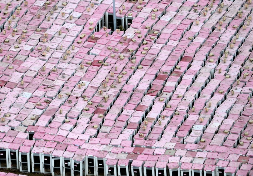 ずらり並んだ電話ボックス、撤去後の行き先は？