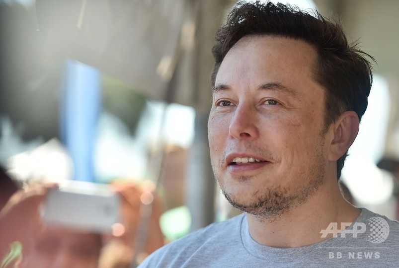 テスラ、幹部2人の退任とマスク氏の大麻騒動で株価下落 テスラ、幹部2人の退任とマスク氏の大麻騒動で株価下落