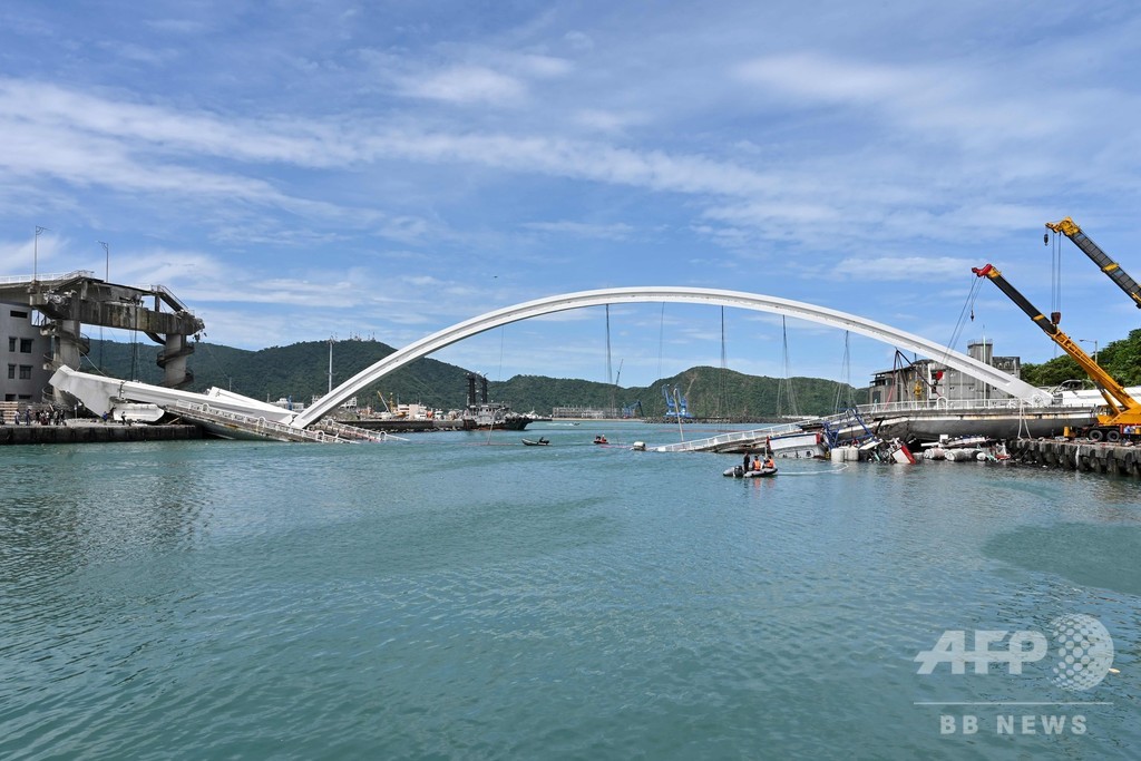 台湾で橋崩落 12人負傷、6人が下敷きになった可能性