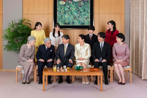 天皇ご一家、新年迎える 写真4枚 国際ニュース：AFPBB News