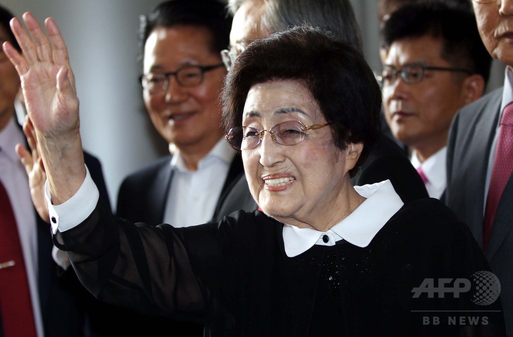 金大中元大統領夫人が訪朝から帰国、金第1書記とは会えず 金大中元大統領夫人が訪朝から帰国、金第1書記とは会えず