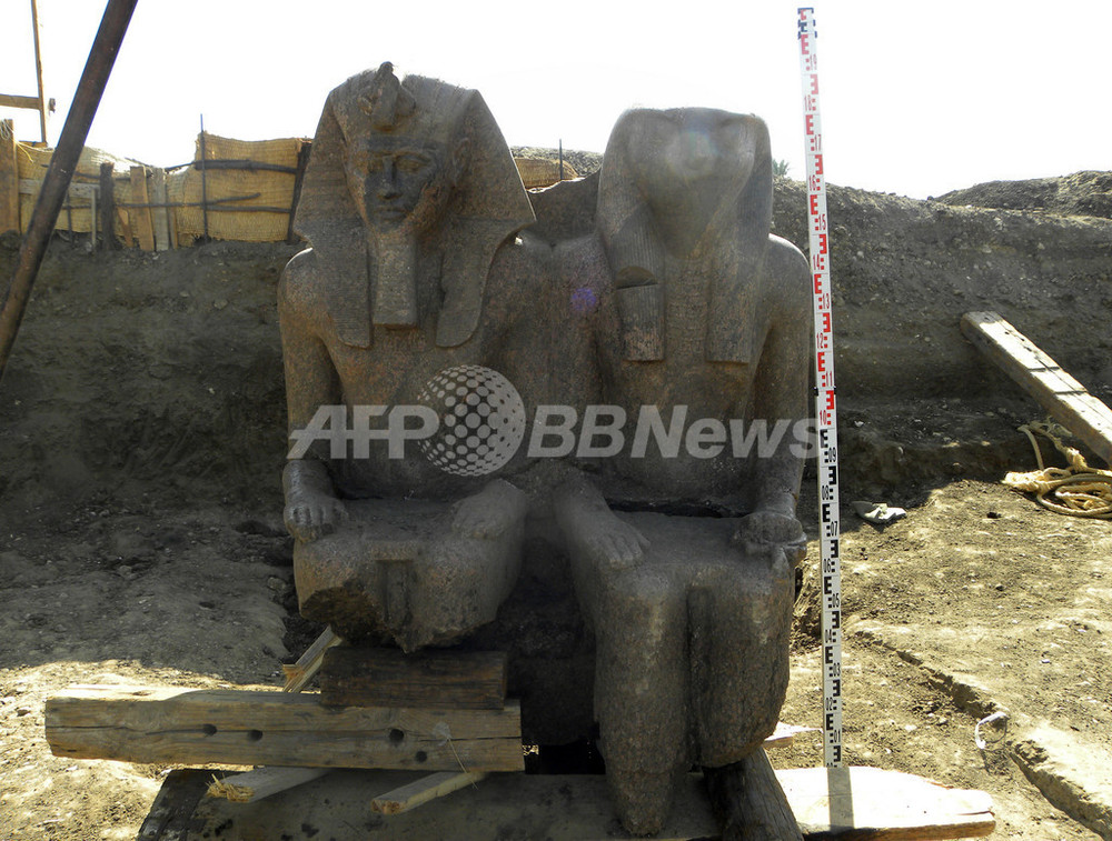 アメンホテプ3世と太陽神ラーの座像見つかる、エジプト 写真1枚 国際ニュース：AFPBB News