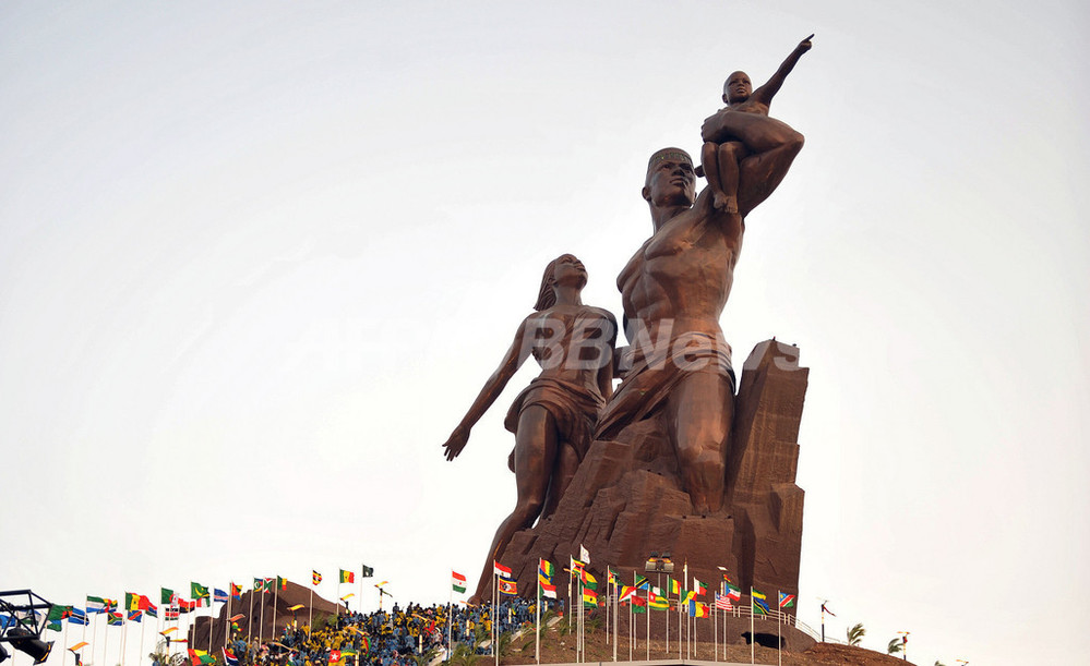 セネガルの「高すぎる」巨大銅像、とうとうお披露目 写真7枚 国際