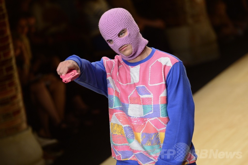 色とりどりのニットマスクに注目、「クリツィア ロブステリャ」15年春夏 080 バルセロナ