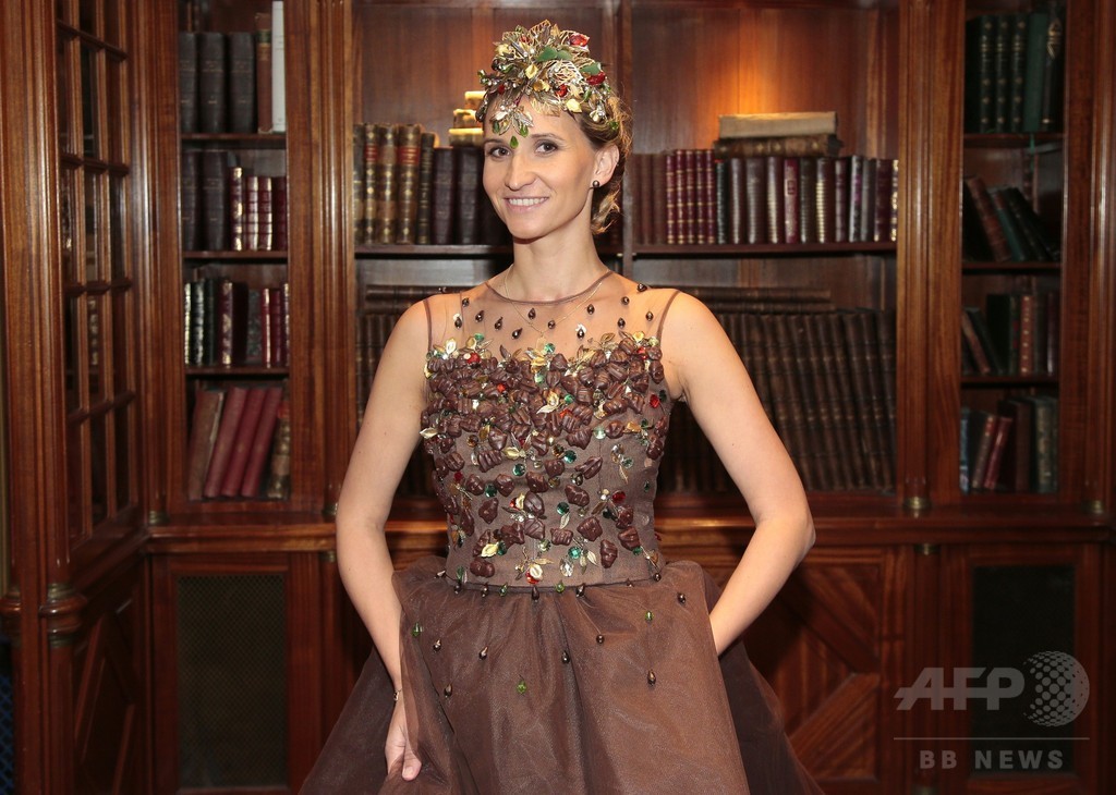 「サロン・デュ・ショコラ」控えチョコレートドレス披露、パリ