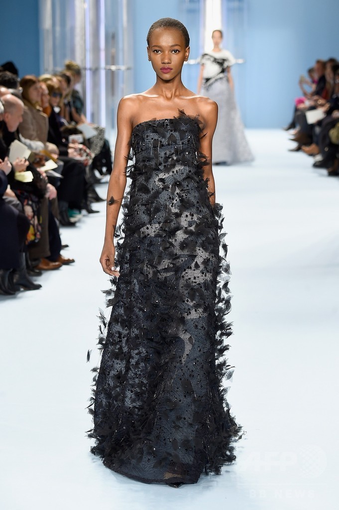 多彩に変化する水を表現、「キャロリーナ ヘレラ」15/16年秋冬