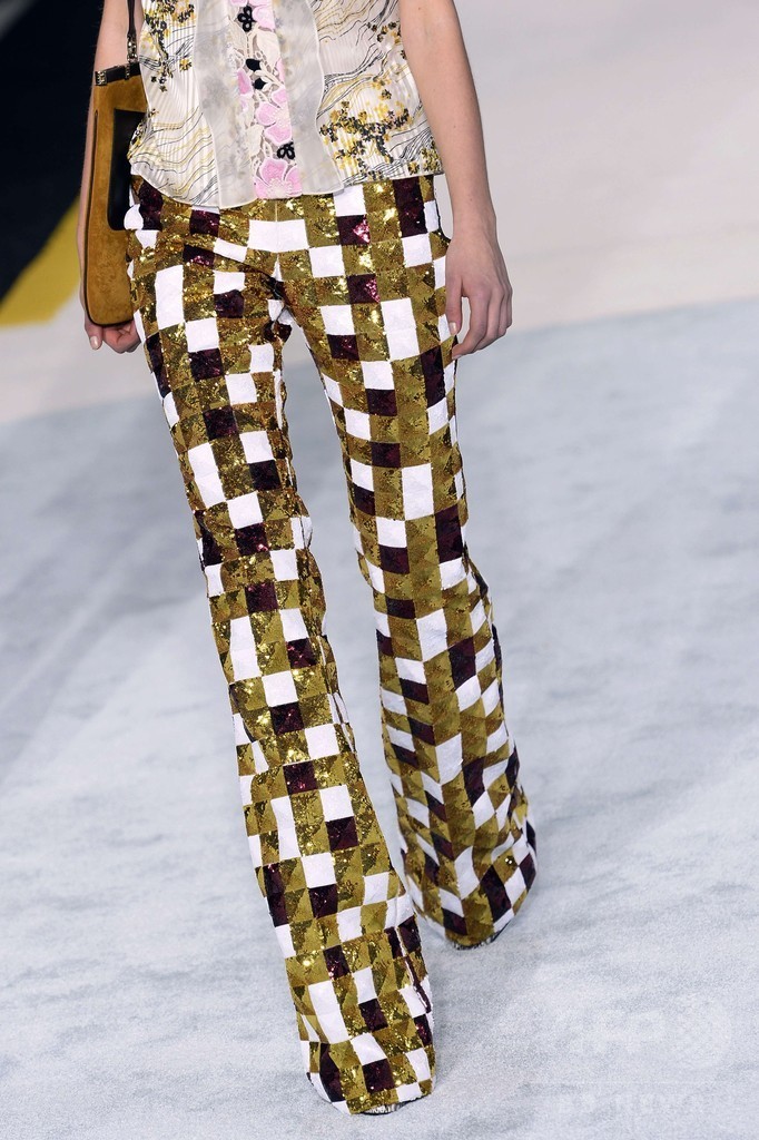 70年代のグラムロック要素を取り入れたパンツルック、「ジャンバティスタ・ヴァリ」15/16秋冬