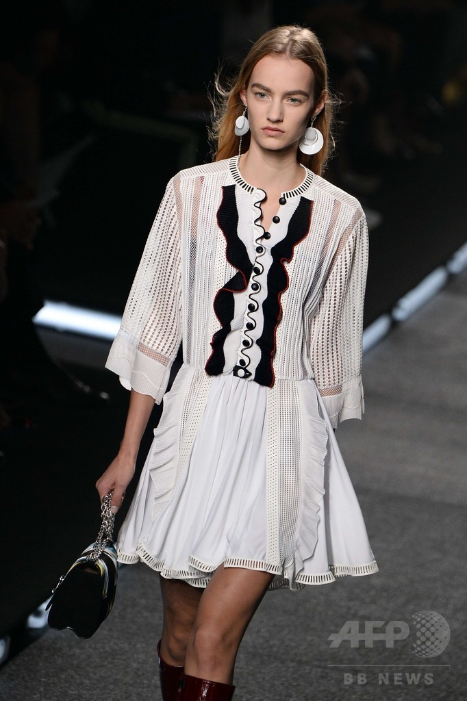 「ルイ・ヴィトン ファウンデーション」で初のショー、「ルイ・ヴィトン」15年春夏