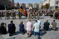 ウクライナ・キーウ中心部で行われた葬儀で運ばれる戦死した兵士のひつぎ（2023年8月28日撮影）。(c)SERGEI CHUZAVKOV / AFP