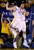 14-15NBAプレーオフ1回戦（7回戦制）、ゴールデンステイト・ウォリアーズ対ニューオーリンズ・ペリカンズ。アンドリュー・ボーガット（奥）の得点を祝福するゴールデンステイト・ウォリアーズのクレイ・トンプソン（2015年4月20日撮影）。(c)AFP/Getty Images/Thearon W. Henderson