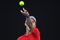 全豪オープンテニス、男子シングルス4回戦。サーブを打つ錦織圭（2017年1月22日撮影）。(c)AFP/SAEED KHAN