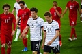 サッカー国際親善試合、ドイツ対デンマーク。ハーフタイムを迎えピッチを後にするドイツのマッツ・フンメルス（中央左）とトーマス・ミュラー（中央右、2021年6月2日撮影）。(c)Federico Gambarini / POOL / AFP
