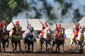 モロッコの首都ラバト（Rabat）で、伝統の騎馬戦術を再現する祭り「ファンタジア（Fantasia）」が開催された。写真は馬に乗る女性の参加者（2009年7月9日撮影）。(c)AFP/FADEL