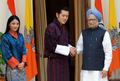 ブータンのジグミ・ケサル・ナムゲル・ワンチュク（Jigme Khesar Namgyel Wangchuck）国王（31）とジェツン・ペマ（Jetsun Pema）王妃（21）は24日、挙式後初の外遊でインドを公式訪問した。

国王夫妻はニューデリー（New Delhi）で、マンモハン・シン（Manmohan Singh）首相と会談。その後、プラティバ・パティル（Pratibha Patil）大統領との夕食会に臨み、数々の歴史的建築物で知られる西部ラジャスタン（Rajasthan）に列車で向かった。

インドは人道物資や水力発電所建設、軍事訓練などでブータンを援助しており、ブータンとは緊密な関係にある。

写真は、シン首相（右）と握手をかわすワンチュク国王（中央）とジェツン・ペマ王妃（2011年10月24日撮影）。(c)AFP/  Prakash SINGH