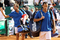 男子テニス、国別対抗戦のデビスカップ（Davis Cup 2012）は6日、ワールドグループ準々決勝が各地で行われ、フランスは米国との通算成績を1勝2敗とした。

フランスのジュリアン・ベネトー（Julien Benneteau）/ミカエル・ロドラ（Michael Llodra）組は4-6、4-6、6-7で米国のボブ・ブライアン（Bob Bryan）/マイク・ブライアン（Mike Bryan）組に敗れた。

試合に敗れコートを後にするフランスのジュリアン・ベネトー（左）とミカエル・ロドラ（2012年4月7日撮影）。(c)AFP/VALERY HACHE