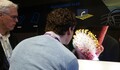 中国パネル大手、京東方科技集団（ＢＯＥ）のブースを見学する来場者（2024年1月9日撮影）。(c)Xinhua News