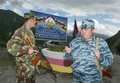南オセチア（South Ossetia）自治州とロシアの北オセチア（North Ossetia）共和国の境界にあたるグルジアのNizhny Rukで 警備にあたる南オセチアの兵士たち（2008年7月3日撮影）。(c)AFP/KAZBEK BASAYEV