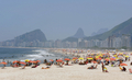 夏本番を迎えたブラジル・リオデジャネイロ（Rio de Janeiro）は22日、気温が36度以上まで上がった。

写真は、ブラジル・リオデジャネイロ（Rio de Janeiro）のコパカバーナ（Copacabana）ビーチ（2009年12月22日撮影）。(c)AFP/VANDERLEI ALMEIDA