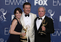 2007年9月16日、「第59回プライムタイム・エミー賞（59th Primetime Emmy Awards）」の授賞式でコメディ部門最優秀作品賞（Outstanding Comedy Series）を受賞しプレスルームに登場した（左から）『30 Rock』出演女優のティナ・フェイ（%%Tina Fey%%）、プロデューサーのローン・マイケルズ（%%Lorne Michaels%%）、出演俳優のアレック・ボールドウィン（%%Alec Baldwin%%）。(c)AFP/Getty Images Kevin Winter