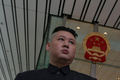 中国・香港の北朝鮮領事館近くに姿をみせた金正恩（キム・ジョンウン）朝鮮労働党委員長のそっくりさんのハワードXさん（2013年12月15日撮影）。(c)AFP/aaron tam
