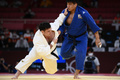 東京五輪、柔道男子100キロ級決勝。韓国の趙グハム（右）と対戦するウルフ・アロン（2021年7月29日撮影）。(c)Franck FIFE / AFP