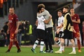 サッカー欧州チャンピオンズリーグ準決勝第2戦、ASローマ対リバプール。決勝進出を喜び合うリバプールのモハメド・サラー（中央左）とユルゲン・クロップ監督（中央右、2018年5月2日撮影）。(c)AFP PHOTO / Paul ELLIS