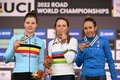 UCIロード世界選手権、エリート女子ロードレース。表彰式に臨む（左から）2位に入ったロッタ・コペッキー、優勝したアンネミーク・ファン・フリューテン、3位に入ったシルビア・ペルシコ（2022年9月24日撮影）。(c)WILLIAM WEST / AFP、