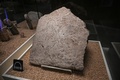 古代遺跡ギョベクリテペで発掘されてトルコのシャンルウルファの博物館に展示されている、出産する女性の姿を刻んだ石（2022年5月18日撮影）。(c)Ozan KOSE / AFP