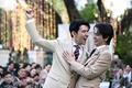 タイ・バンコクで「結婚平等法」の施行前に非公式の結婚式を挙げるアピワット・アピワットセーリー（ポーシュ）さん（左）とサッパンユー・パナートグンアーム（アーム）さん（2025年1月10日撮影）。(c)Lillian SUWANRUMPHA / AFP