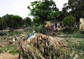 コンゴ共和国の首都ブラザビル（Brazzaville）南部を襲った集中豪雨で住宅数十棟が倒壊し、10日の当局の発表によると、少なくとも13人が死亡、26人が負傷した。

赤十字（Red Cross）では、被災地で13人の遺体が発見されたと発表した。また、ブラザビル南部のマケレケレ（Makelekele）地区の区長は報道陣に対し、少なくとも26人が負傷したと語った。

目撃者によると、メケレケレの近くに流れている川の土手が決壊し、数十棟もの家屋が倒壊したという。

現地警察は死者数が発表通りであることを認め、洪水で被災した600人近い住民のために避難所を設けたと発表した。

写真は洪水の被害に遭った住居の前でたたずむ住民（2012年12月10日撮影）。(c)AFP/GUY GERVAIS KITINA