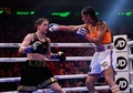 女子ボクシング、世界ライト級タイトルマッチ。ケイティ・テイラー（左）にパンチを打ち込むアマンダ・セラーノ（2022年4月30日撮影）。(c)Angela Weiss/ AFP