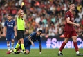 UEFAスーパーカップ、リバプール対チェルシー。イエローカードを提示するステファニー・フラパール主審（左、2019年8月14日撮影）。(c)OZAN KOSE / AFP