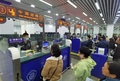 中越国境の東興通関地で出入国手続きをする人たち（2024年2月14日撮影）。(c)Xinhua News