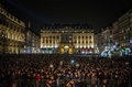 仏リヨン（Lyon）で開かれた、パリ（Paris）の風刺週刊紙シャルリー・エブド（Charlie Hebdo）本社襲撃事件の犠牲者追悼集会（2015年1月7日撮影）。(c)AFP/JEFF PACHOUD