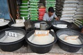 インドネシア・ジャカルタで米を売る男性（2019年11月13日撮影）。(c)ADEK BERRY / AFP