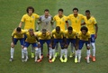 サッカーW杯ブラジル大会（2014 World Cup）グループA、ブラジル対メキシコ。試合前の写真撮影に臨むブラジルの選手（2014年6月17日撮影）。(c)AFP/FABRICE COFFRINI